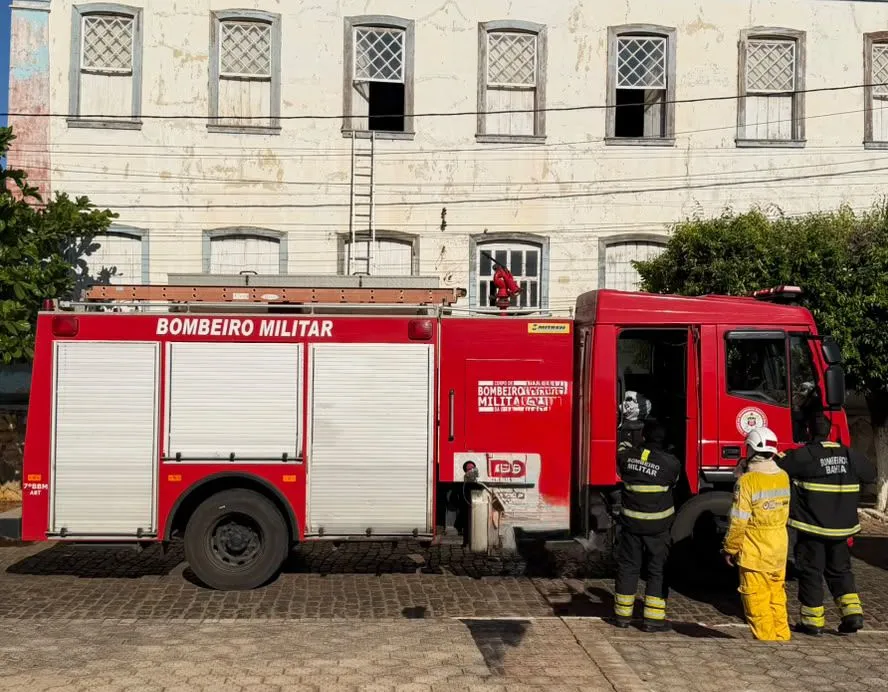 Incêndio atinge antigo Casarão dos Assis em Livramento de Nossa Senhora
