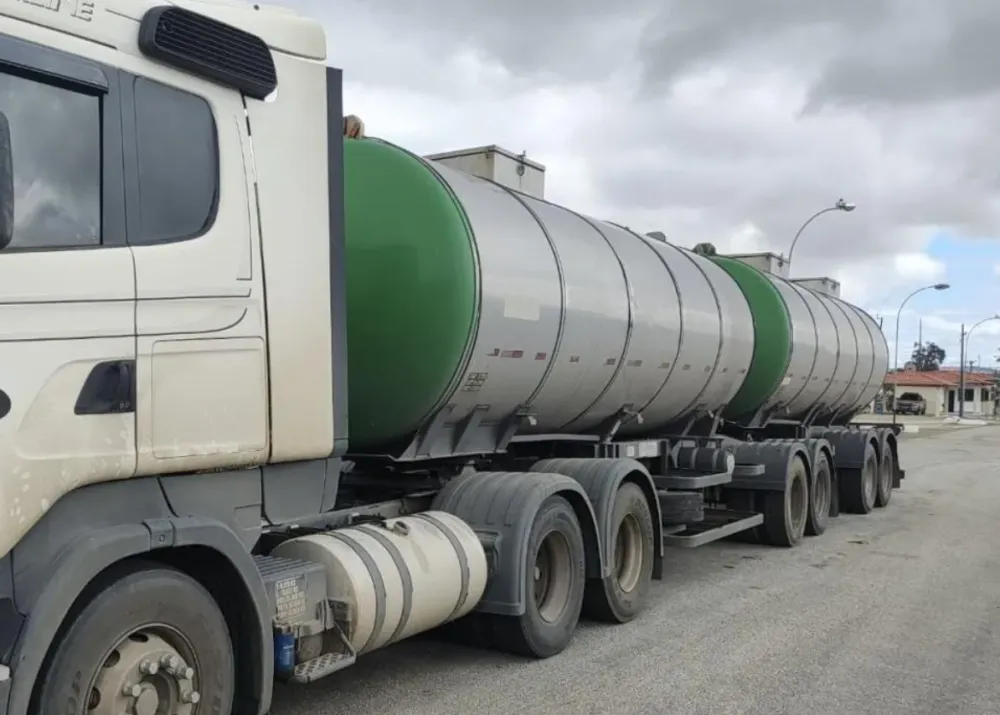 Polícia Rodoviária apreende transporte irregular de leite na BA-262