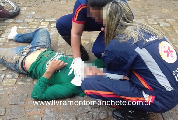 Motociclista é socorrido pelo SAMU após sofrer acidente no centro de Livramento