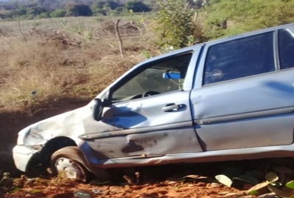 Veículo conduzido por professor tomba na zona rural de Livramento
