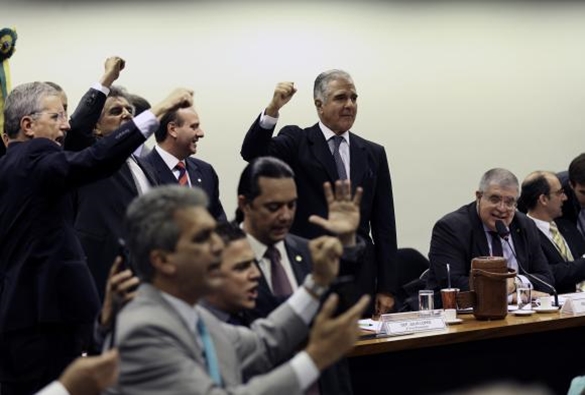 Análise de destaques da reforma da Previdência fica para terça-feira