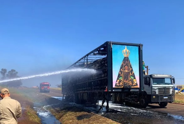 Painel de Nossa Senhora Aparecida fica intacto após fogo destruir carreta de algodão