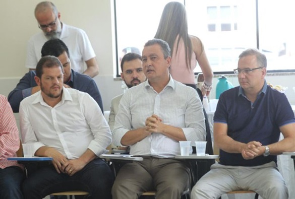 Rui Costa discute consórcios em saúde e infraestrutura com 29 prefeitos baianos
