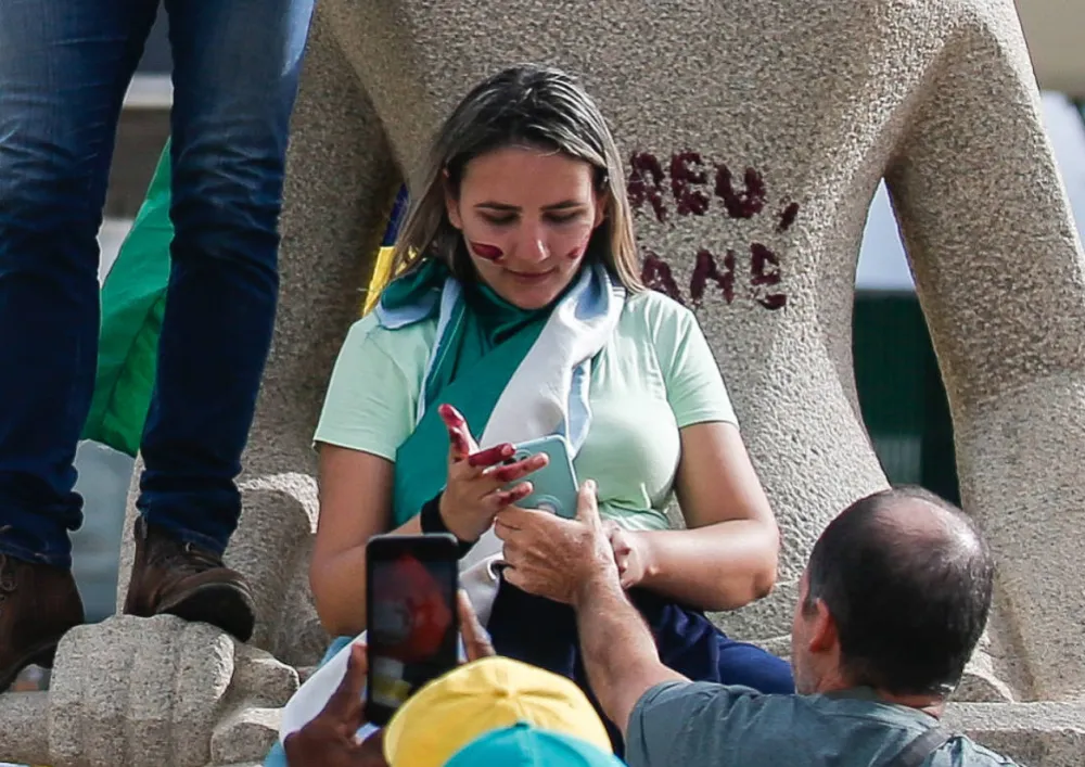STF nega recurso de defesa de mulher que pichou estátua com batom