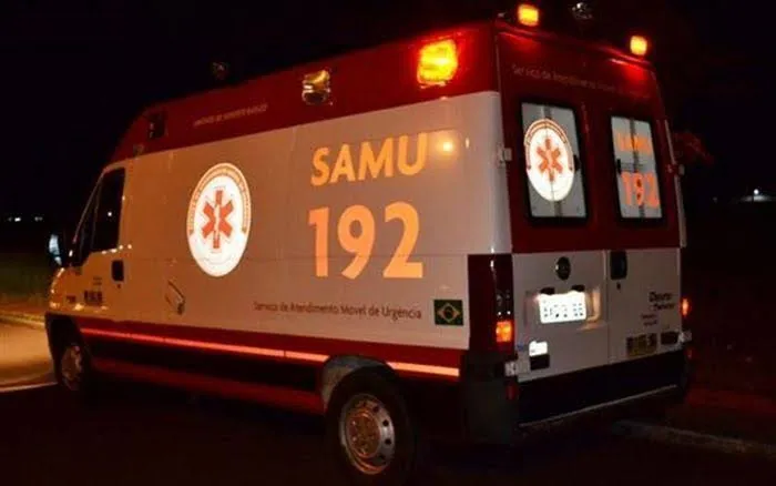 Caminhão capota na BA-156, em Tanque Novo, e motorista fica preso às ferragens 