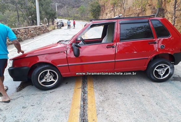Carro capota na BA-148, próximo ao balneário municipal de Livramento 