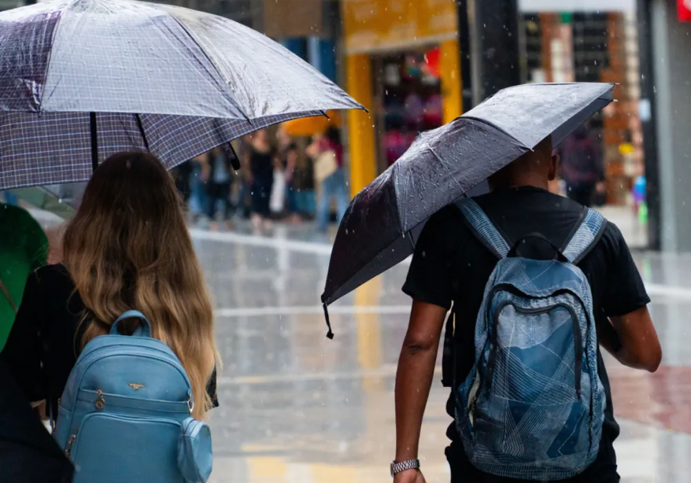 Inmet emite alerta de chuvas intensas para a Bahia