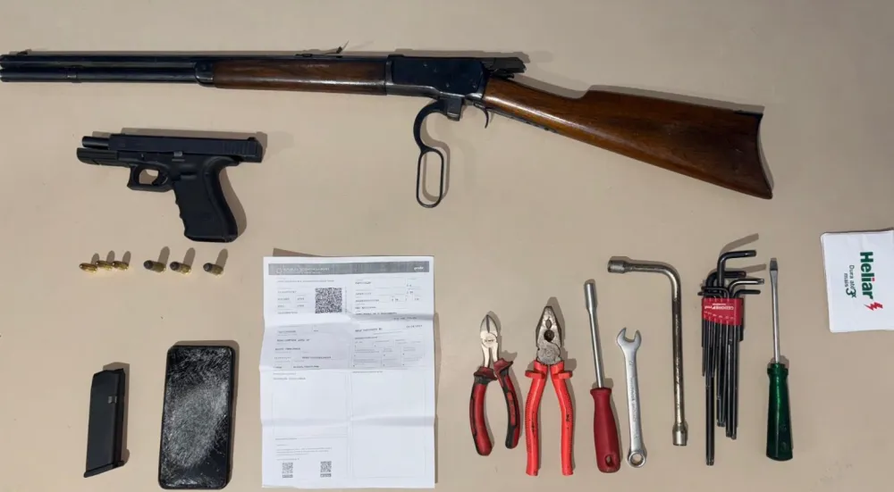 Polícia recupera carro roubado e apreende armamento pesado em Ibotirama