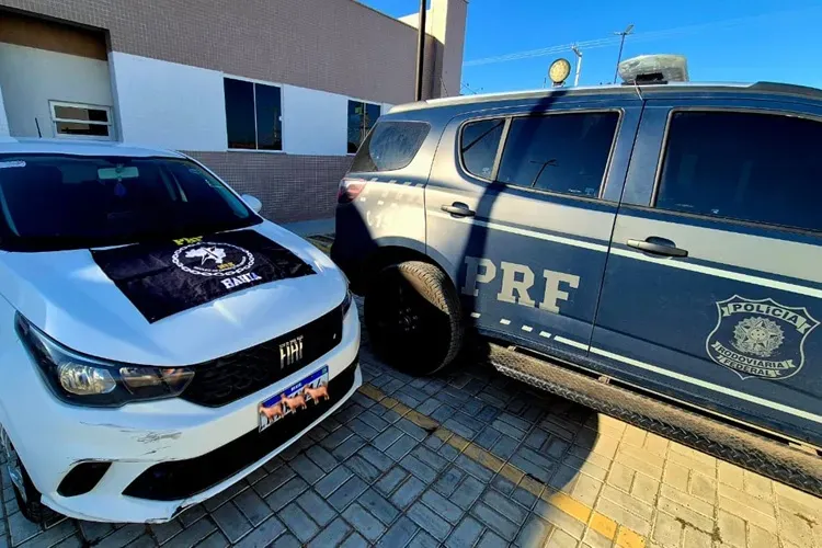 PRF recupera carro roubado com placas clonadas em Aracatu e condutor é encaminhado à delegacia