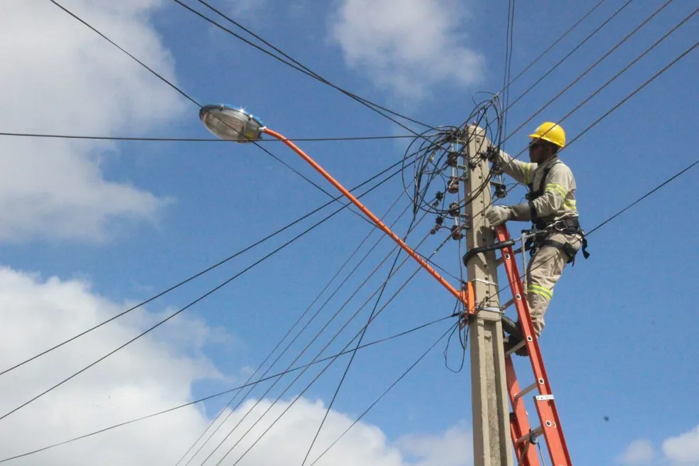 Justiça proíbe corte de energia de carpinteiro idoso em Brumado