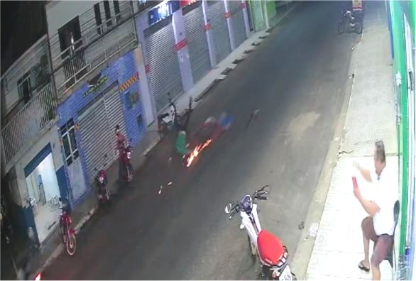 Homem perde controle de moto e atropela pedestre em Livramento