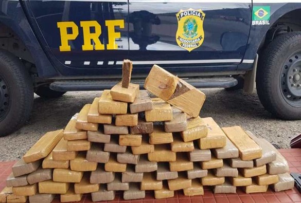 Mulher é presa por transportar drogas em ônibus 