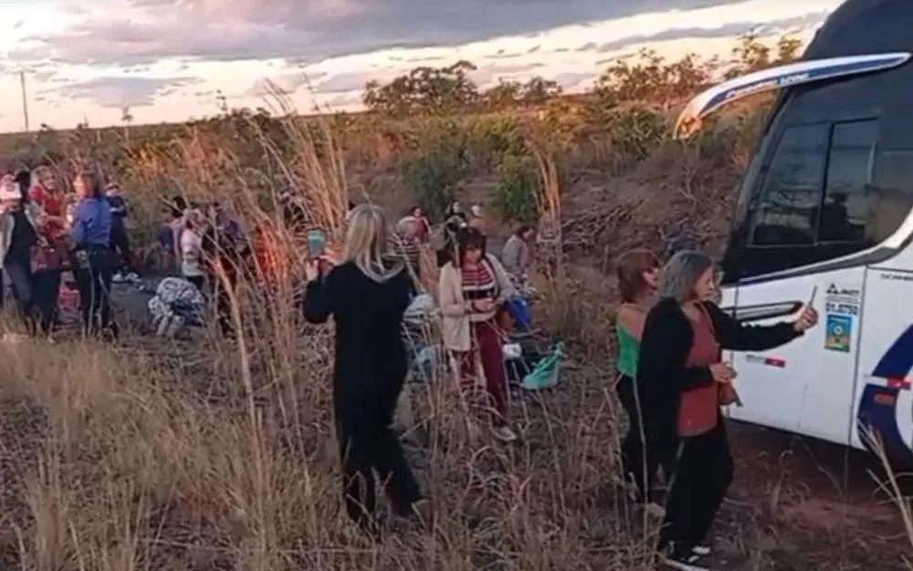 Acidente envolvendo ônibus de turismo deixa 13 pessoas feridas no oeste da Bahia