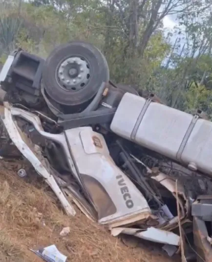 Carreta carregada de cimento tomba em Iraquara e motorista é resgatado com vida