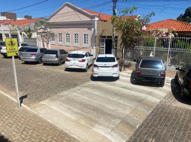 Carros são flagrados estacionados sobre faixa de pedestres em Livramento