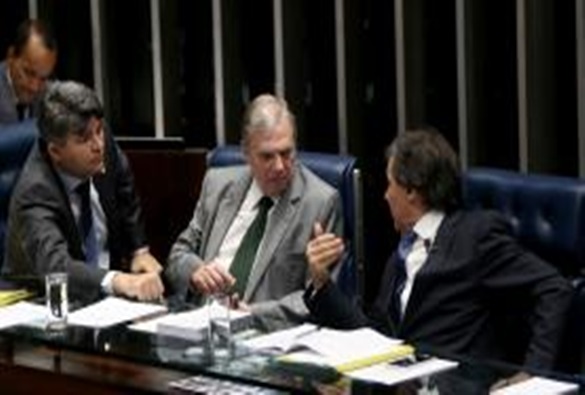 Tasso Jereissati defende que Aécio renuncie à presidência do PSDB