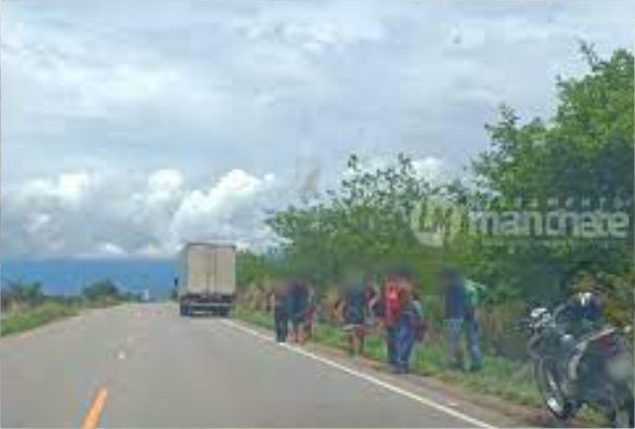  Trabalhadores ficam feridos após caminhão sair da pista na BA-148