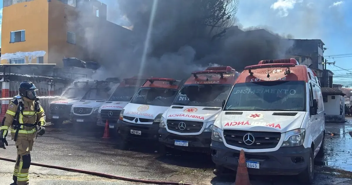 Incêndio atinge área com ambulâncias do Samu em Salvador; suspeita é de ação criminosa