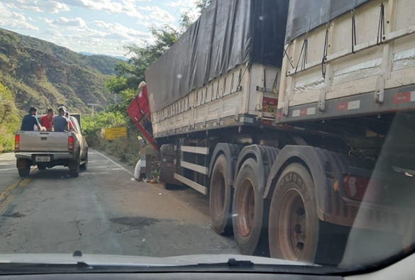 Carreta bate em paredão da Serra das Almas e causa congestionamento