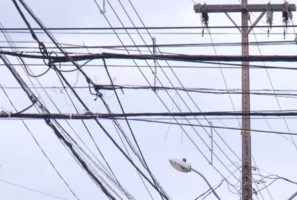 Plano prevê reduzir bagunça de fios nos postes de energia das cidades