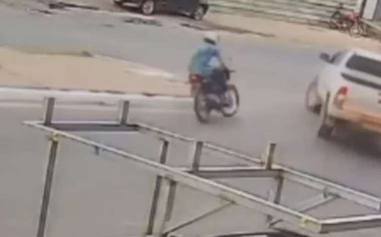 Forte colisão entre moto e caminhonete é registrada em Brumado