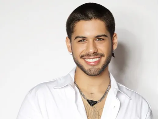 Zé Felipe é flagrado abraçado com morena misteriosa após show em Barretos