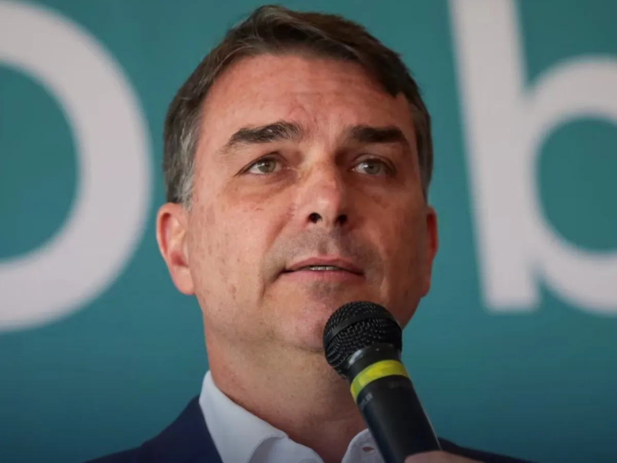 Flávio Bolsonaro diz que não irá a debate da Band no próximo domingo (18)