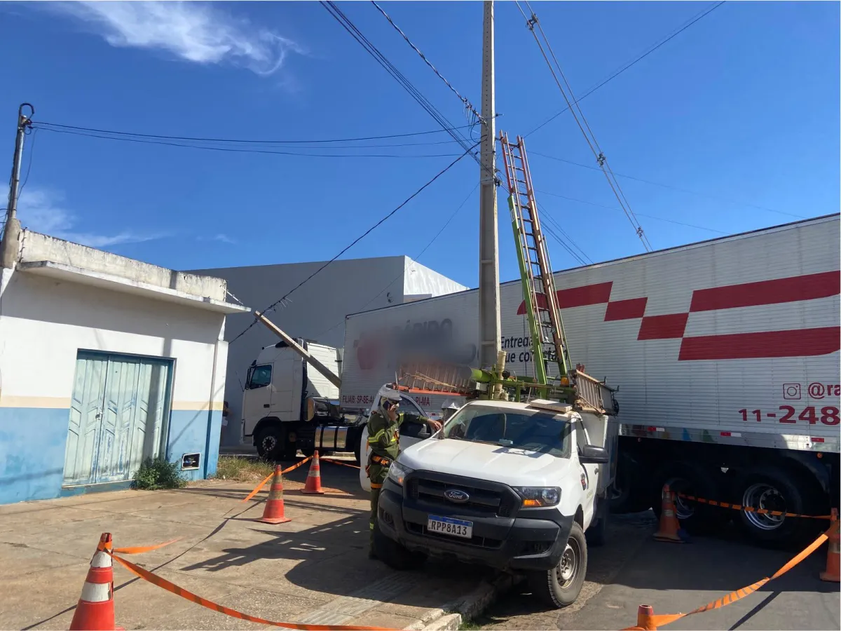 Carreta colide com poste na Avenida Deputado Leônidas Cardoso, em Livramento