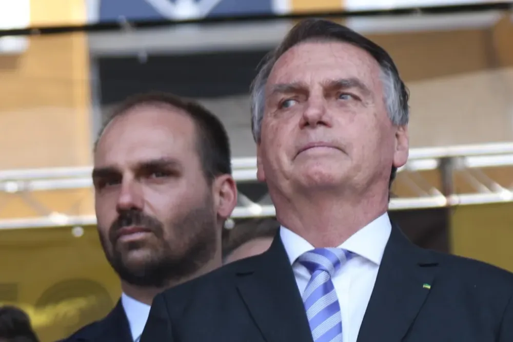 PF indicia Jair e Eduardo Bolsonaro por tentativa de obstrução de Justiça