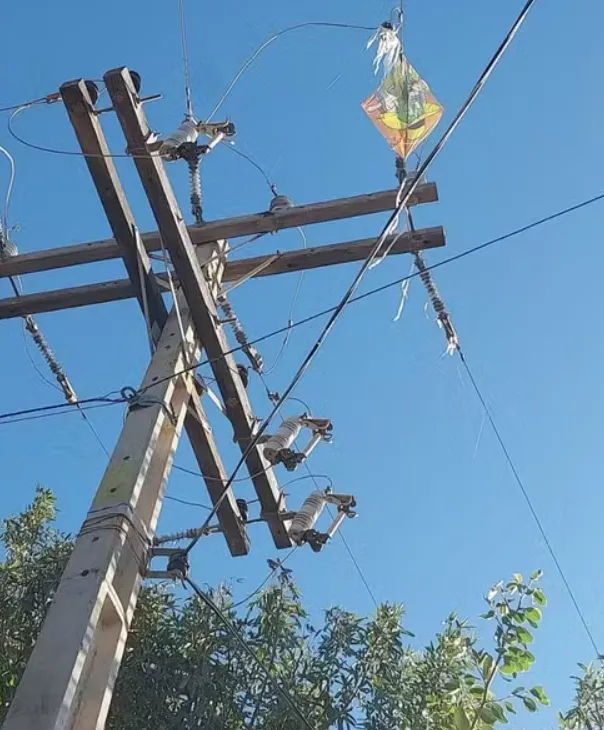 Criança morre eletrocutada ao subir em poste para resgatar pipa em Juazeiro