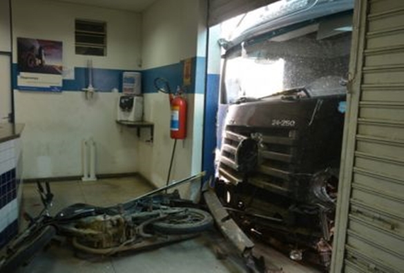 Conquista: Mulher morre e nove ficam feridos após caminhão desgovernado descer ladeira