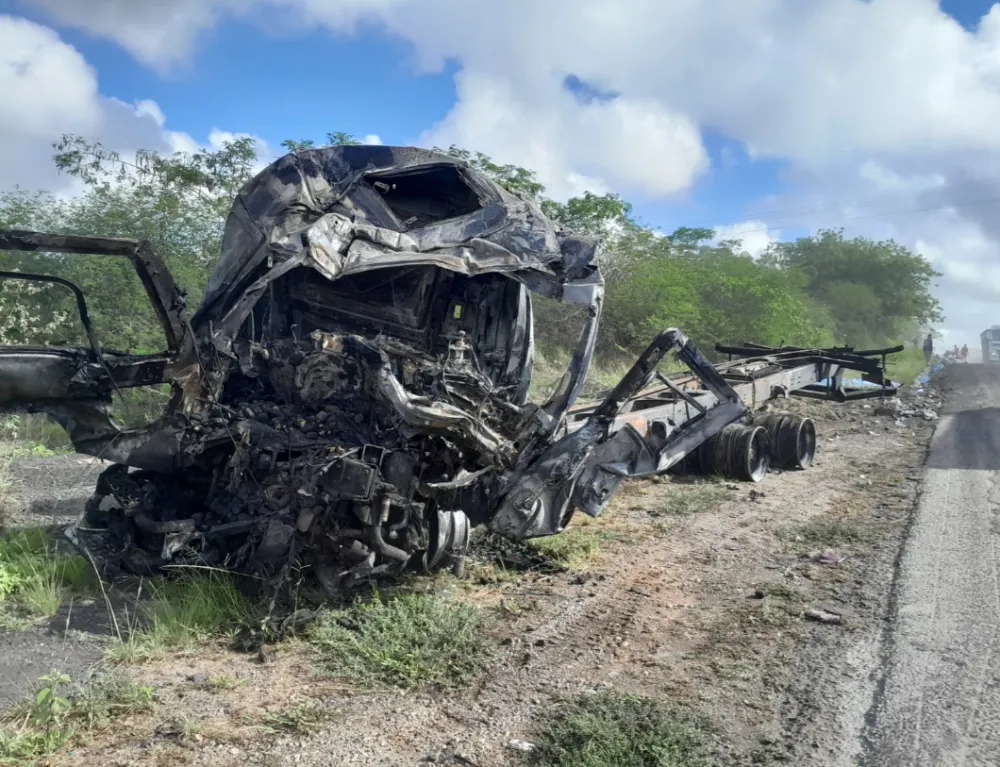 Pai e filho morrem em colisão entre caminhão e carreta na BR-116