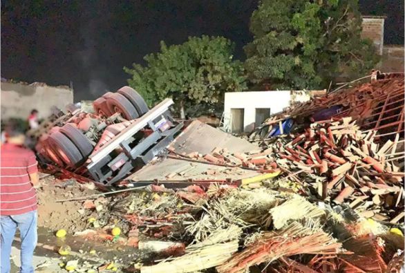 Caminhão desgovernado invade casas em Ituaçu; o mesmo trecho já foi cenário de uma tragédia