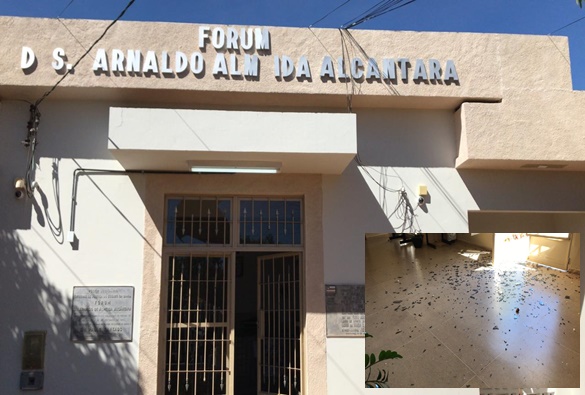 Homem quebra vidraças do fórum com pedras