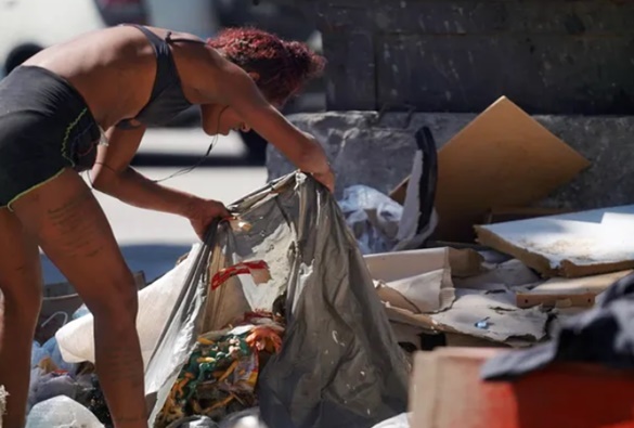 Mais de 10 milhões deixaram pobreza em 2022, aponta estudo; em 9 estados, pobres são maioria da população