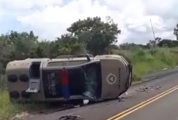 Comandante da PM de Brumado fica ferida após viatura capotar em acidente na BA-026