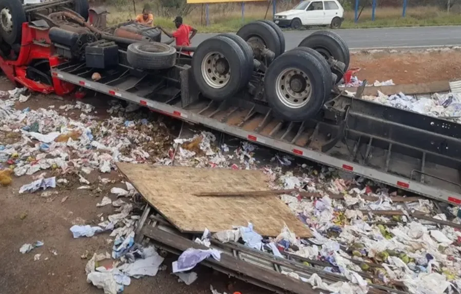 Caminhão carregado de maracujá tomba em rotatória em Brumado