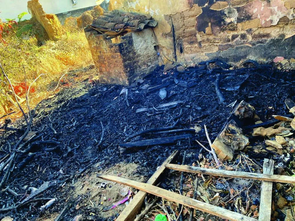 Fogos de artifício provocam incêndio em terreno no Bairro Polivalente