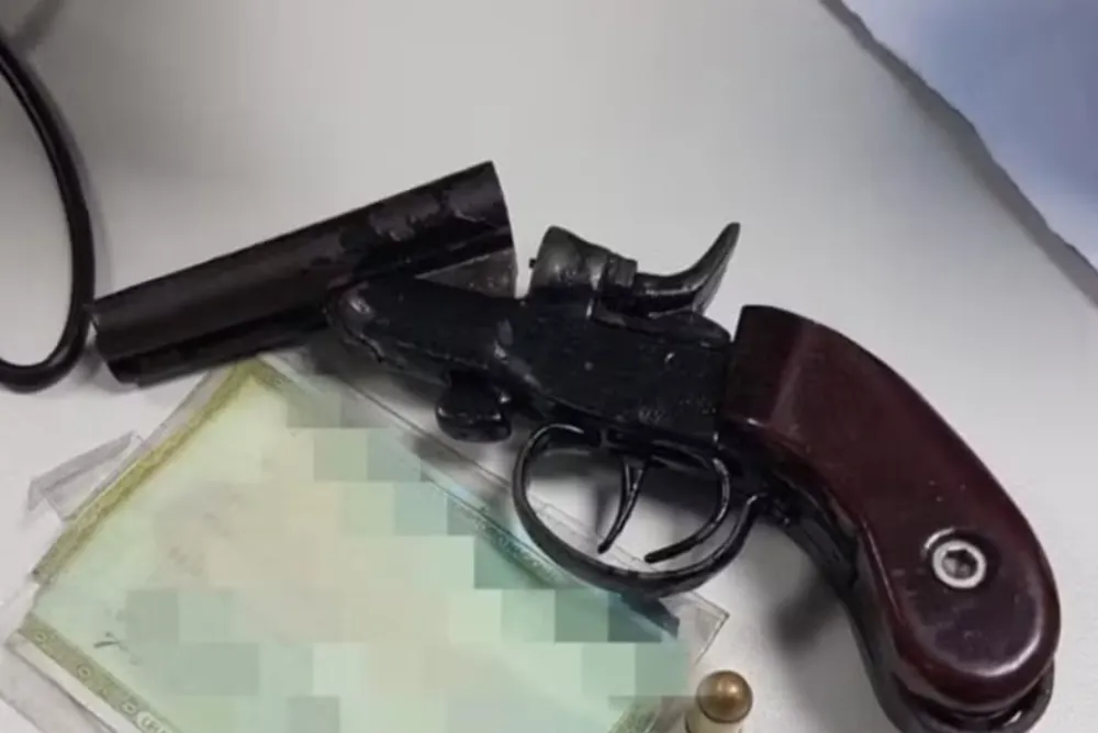 Adolescente é flagrado revólver dentro de ônibus escolar na Bahia