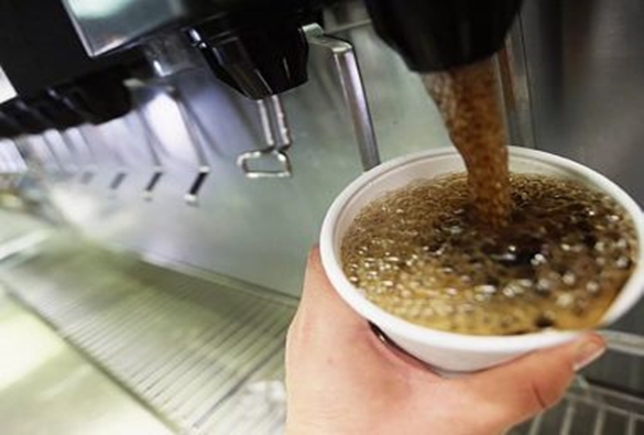 Ministério da Saúde negocia com lanchonetes fim do refil para refrigerantes