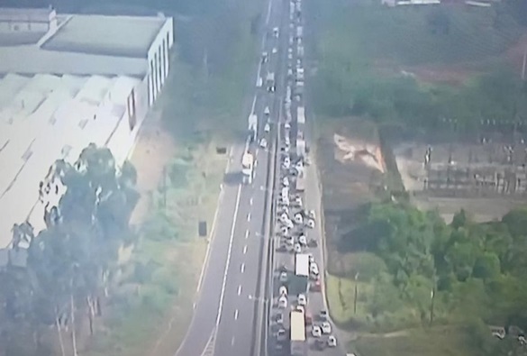 Caminhoneiros protestam contra ação da Polícia Rodoviária Federal que retém veículos 