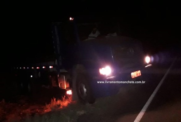 Livramento: Caminhão da cidade de Itabaiana cai em vala às margens da BA-148