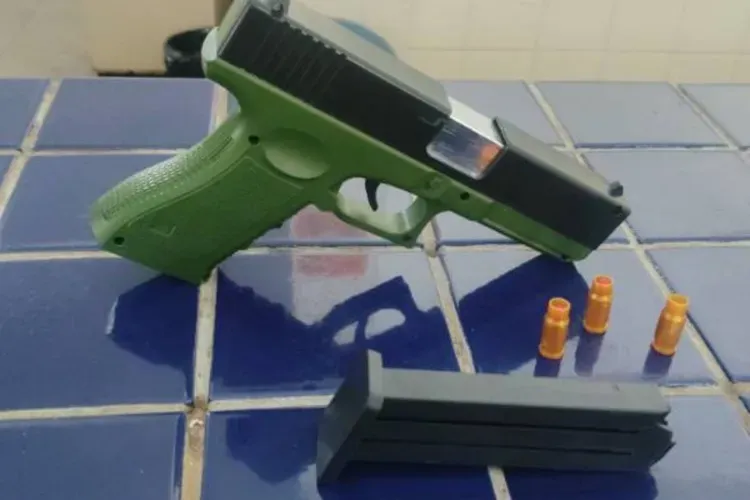 Simulacro de arma é apreendido com estudante dentro de escola municipal em Brumado