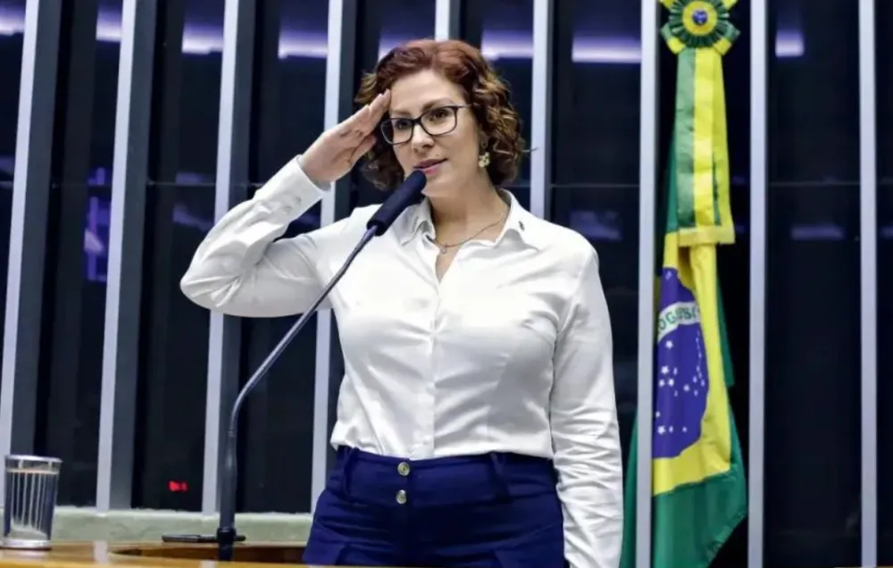 Carla Zambelli foge do Brasil após ser condenada a 10 anos de prisão