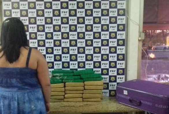 Vitória da Conquista: Mulher é presa ao tentar levar maconha em ônibus