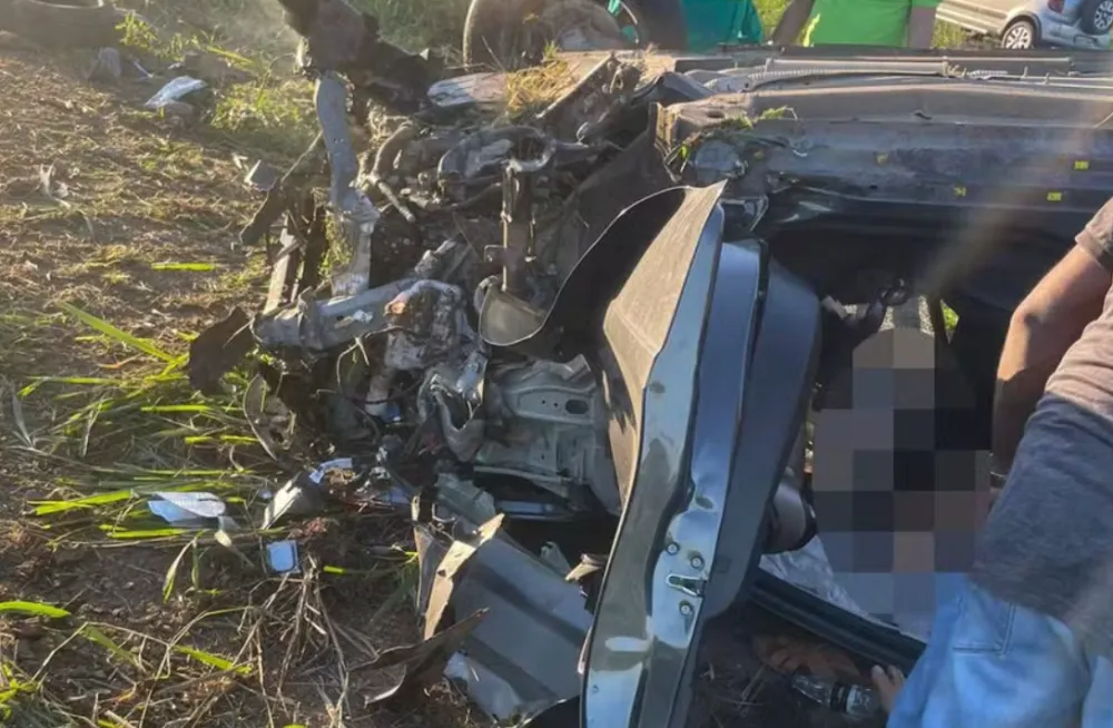 Carro da equipe do cantor Pablo capota e deixa mulher morta na Bahia