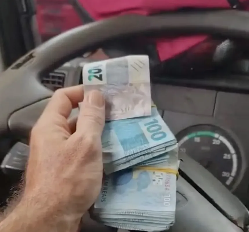 Motorista encontra e devolve mais de R$ 11 mil perdidos em estrada de Brumado