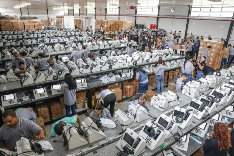 Justiça Eleitoral inicia preparação e lacração das urnas eletrônicas para as Eleições 2026