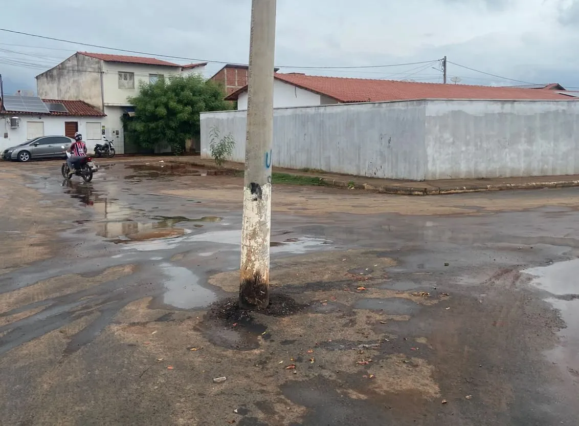 Perigo na pista: Poste irregular no bairro Taquari volta a causar acidente em Livramento de Nossa Senhora
