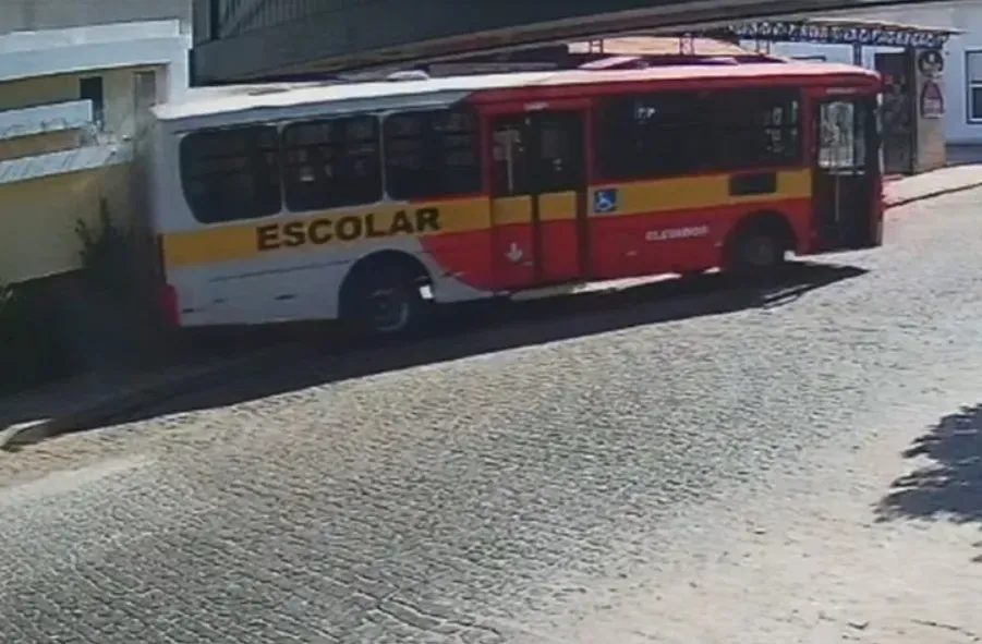 Ônibus escolar desgovernado atinge residência em Brumado e assusta moradores